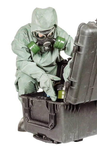 Homem com máscara protetora e roupas protetoras prepara equipamentos para o trabalho . — Fotografia de Stock