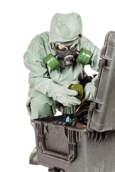 Człowiek z ochronne maski i odzież ochronną, przygotowuje sprzęt do pracy — Zdjęcie stockowe
