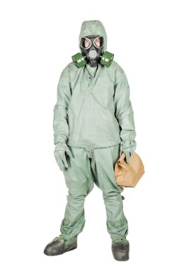 Adam koruyucu maske ve kağıt torba tutarak koruyucu giysi
