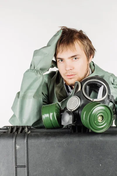 Человек в защитной маске и защитной одежде готовит оборудование для работы — стоковое фото