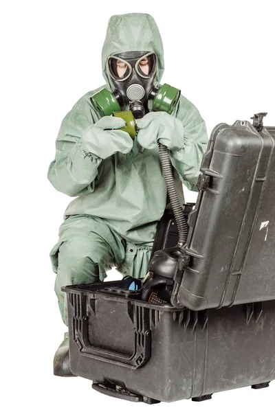 Homme avec masque de protection et vêtements de protection prépare l'équipement pour le travail — Photo