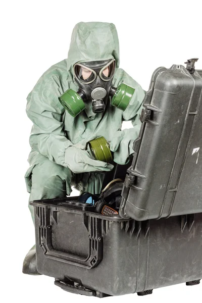 Man met beschermend masker en beschermende kleding bereidt apparatuur voor werk — Stockfoto