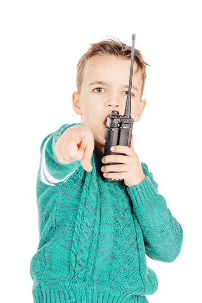 Niño sosteniendo estación de radio aislado en fondo blanco estudio — Foto de Stock