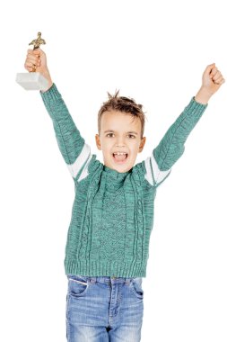 kazanan mutlu çocuk kupa beyaz stüdyo arka planda tutan.