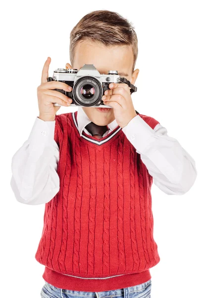 Fotógrafo niño feliz sosteniendo una cámara de cine aislada sobre fondo blanco — Foto de Stock