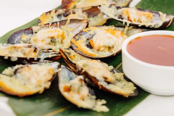 Мидии, запеченные с соусом на тропических листьях для кафе меню ресторана — стоковое фото