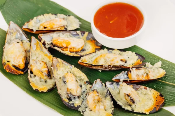 Мидии, запеченные с соусом на тропических листьях для кафе меню ресторана — стоковое фото