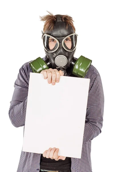 Homem com gás de proteção segurando uma folha de papel em branco. retrato — Fotografia de Stock