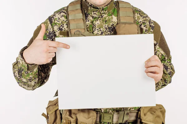 Portrait d'un soldat tenant une feuille blanche sur fond blanc — Photo