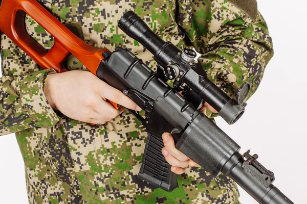 Soldado sosteniendo un rifle de francotirador ruso. Entrenamiento de soldados disparando armas — Foto de Stock
