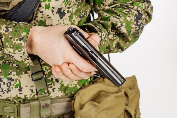 Soldado segurando um russo 9 milímetros pistola Pm (Makarov). — Fotografia de Stock