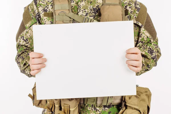 Portrait d'un soldat tenant une feuille blanche sur fond blanc — Photo