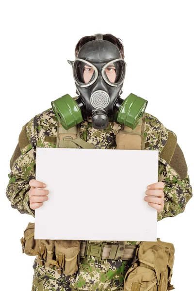 Retrato Soldado Con Máscara Gas Sosteniendo Una Hoja Papel Blanca — Foto de Stock