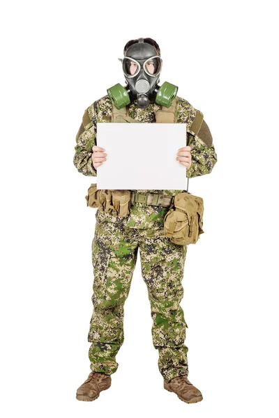 白い背景紙の白いシートを保持している防毒マスクと兵士の肖像画 — ストック写真