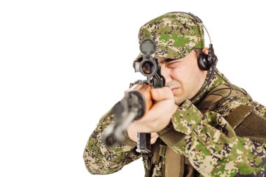 Özel askeri yüklenici keskin nişancı tüfeği ile. 