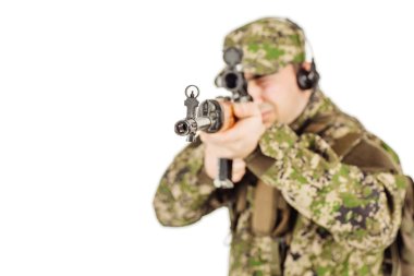 Özel askeri yüklenici keskin nişancı tüfeği ile. 