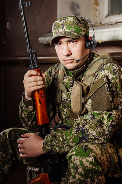 Privater Militärunternehmer mit Scharfschützengewehr. — Stockfoto