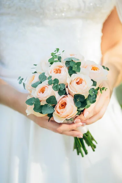 Bruid houden bruiloft boeket met roze rozen — Stockfoto