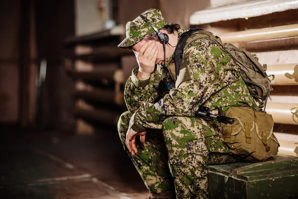 Triest Soldaat Zitten Met Een Geweer — Stockfoto