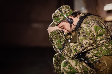 Bir tüfekle üzgün solider oturma