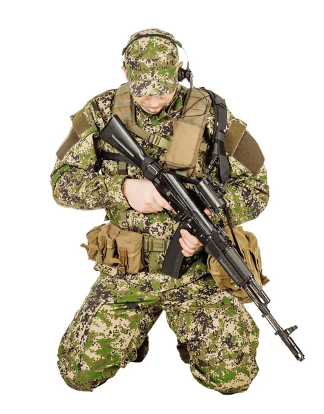 Sorgliga Soldat Sitter Med Ett Gevär — Stockfoto