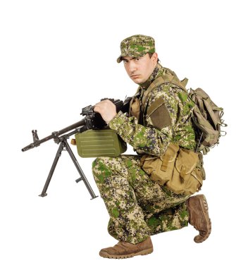 askeri, Meslek, insanlar ve savaş kavramı - kamuflaj beyaz bir duvar üzerinde bir tüfekle erkek asker