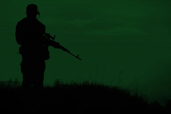 Silhouette de sniper militaire avec fusil de sniper la nuit. plan , — Photo