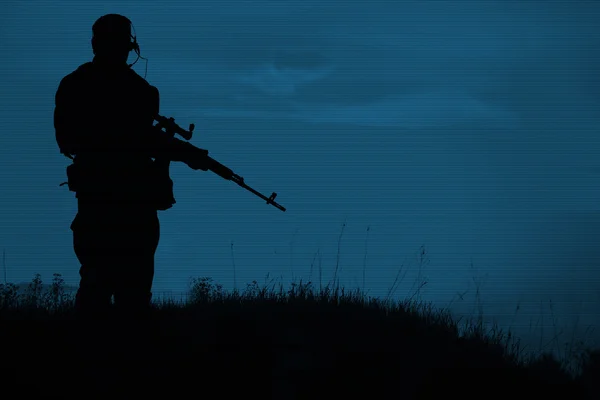 Σιλουέτα στρατιωτικού σκοπευτή με τουφέκι ελεύθερου σκοπευτή τη νύχτα. Πυροβολισμό, — Φωτογραφία Αρχείου