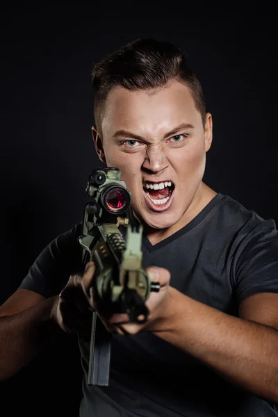 Militant med rifle på svart bakgrunn – stockfoto