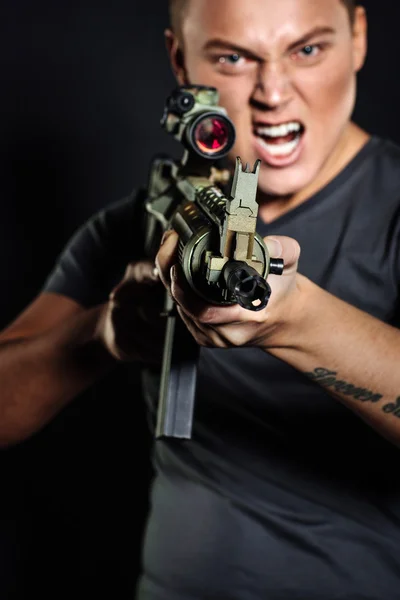 Militant med rifle på svart bakgrunn. selektiv fokus. – stockfoto