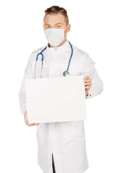 Medical doctor in white coat with stethoscope and mask holding b — Stock fotografie