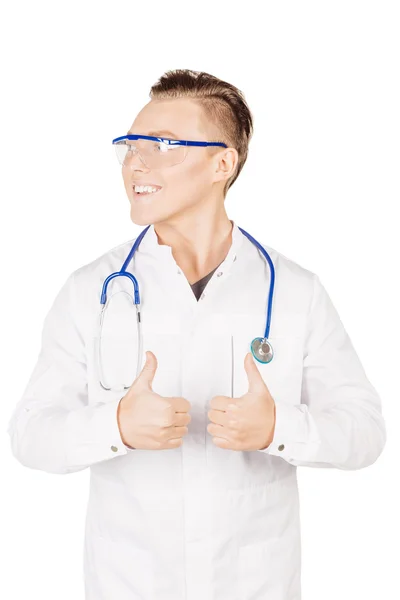 Doctor en bata blanca con estetoscopio mostrando los pulgares hacia arriba sign.Peo — Foto de Stock