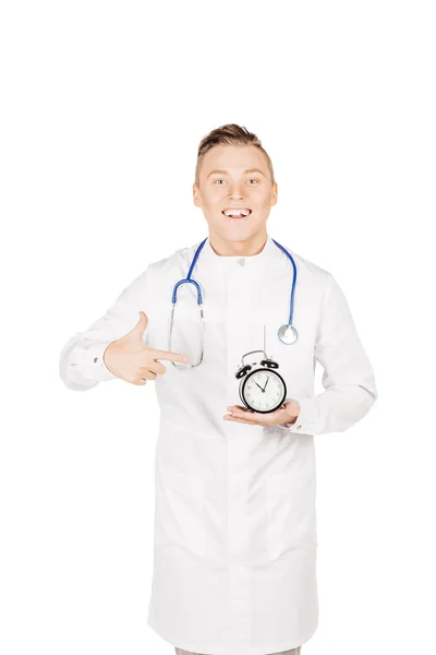 Arzt im weißen Kittel mit Stethoskop, das eine Ala hinhält — Stockfoto
