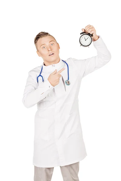 聴診器を持つ白いコートを着た医師がアラを持ち出す — ストック写真
