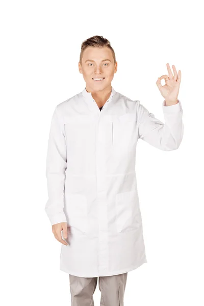 Jovem médico de casaco branco mostrando sinal de mão ok. Pessoas e — Fotografia de Stock
