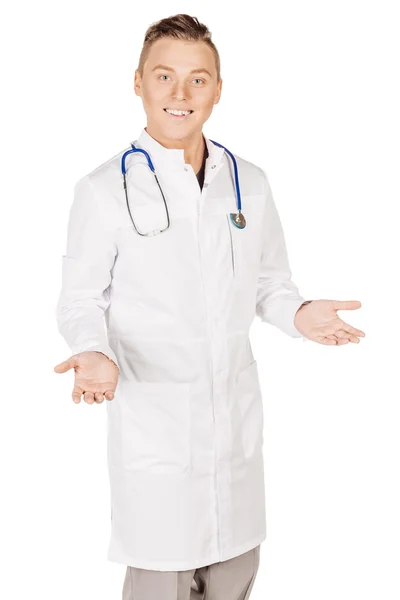 Jovem médico masculino de casaco branco e estetoscópio esticando a mão — Fotografia de Stock