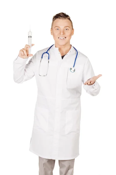 Young male doctor in white coat and stethoscope holding syringe. — Stock fotografie