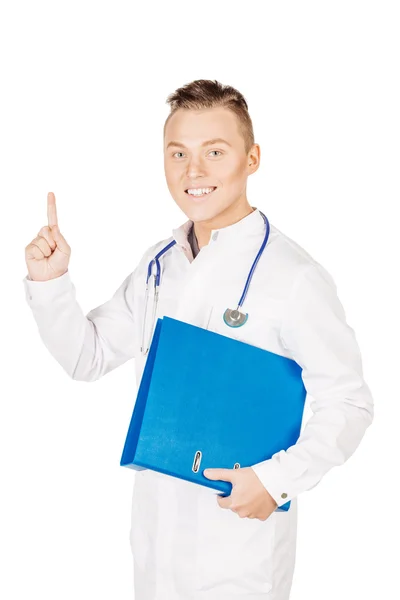 Jovem médico masculino de casaco branco e estetoscópio em pé com bl — Fotografia de Stock