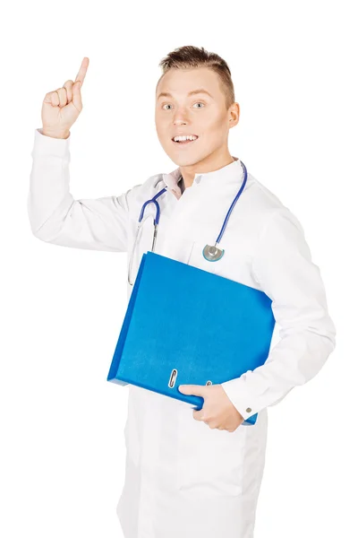 Junger Arzt in weißem Mantel und Stethoskop steht mit Bl — Stockfoto