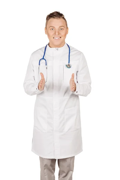 Молодой врач в белом халате и стетоскопе показывает размер — стоковое фото