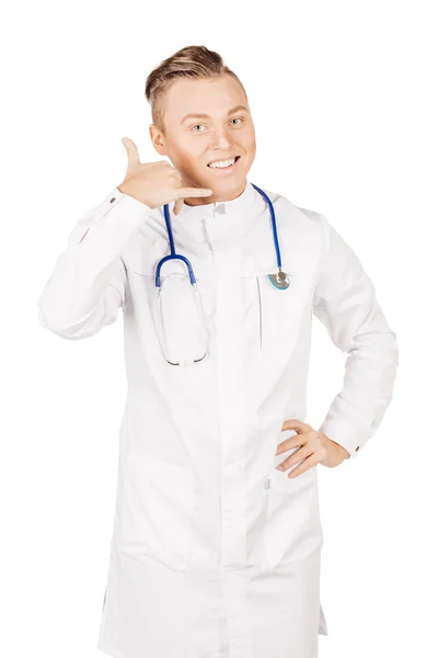 Jovem médico masculino em fundo branco — Fotografia de Stock