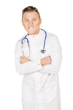 Beyaz önlük ve stetoskop karışıklık genç erkek doktor. PEO