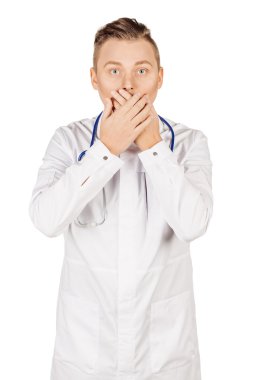 beyaz ceket ve stetoskop el ile ağız kapsayan doktor bir