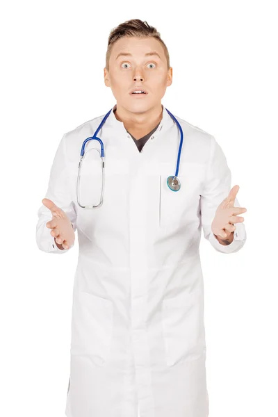 Jovem médico masculino de casaco branco e estetoscópio posando surpresa — Fotografia de Stock