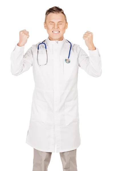 Молодой врач в белом халате и стетоскопе показывает кулак. P — стоковое фото