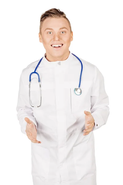 Joven doctor en bata blanca y estetoscopio sonriendo. Gente —  Fotos de Stock