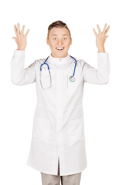 Молодой врач в белом халате и стетоскопе указал пальцем вверх — стоковое фото