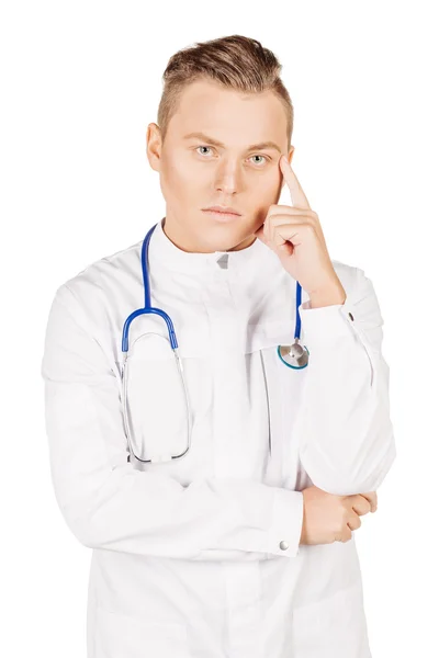 Молодой врач в белом халате и стетоскопе думает о соме — стоковое фото