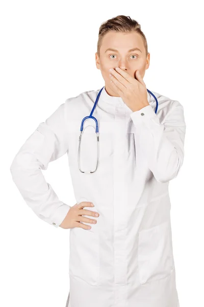 하얀 코트와 청진기를 손으로 입을 덮는 의사 — 스톡 사진