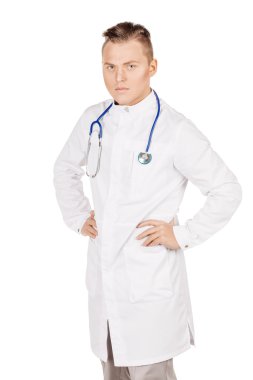 Beyaz önlük ve stetoskop karışıklık genç erkek doktor. PEO